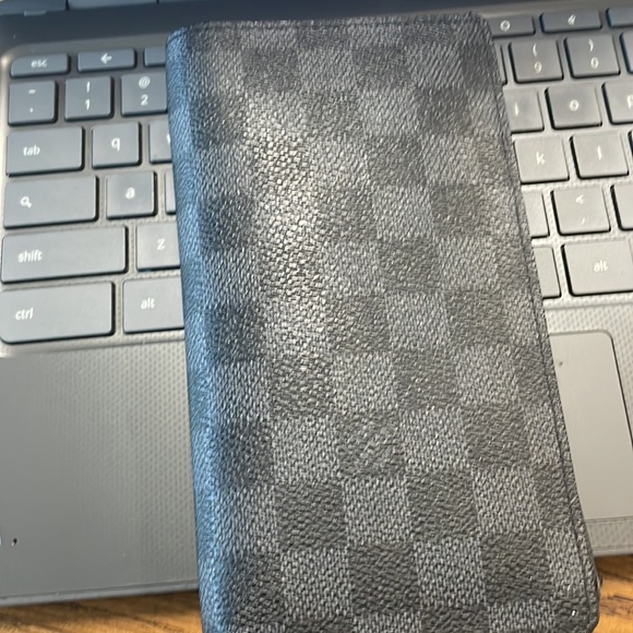 just a wallet ion use no more - Picture 2 of 2